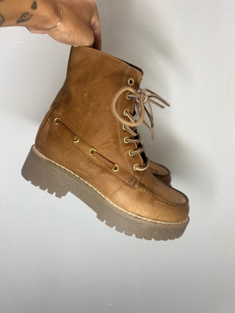 Stivaletto stringato in pelle cuoio OVYE - immagine 2