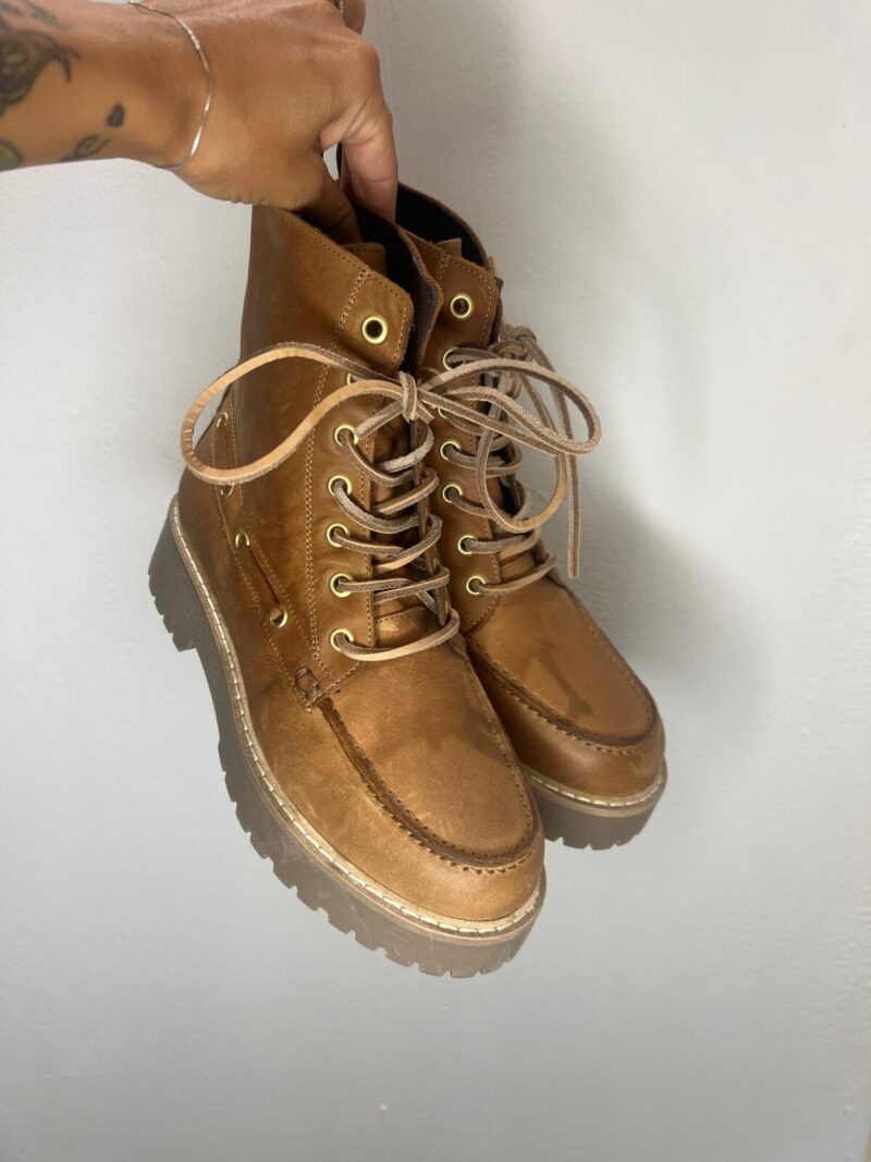 Stivaletto stringato in pelle cuoio OVYE