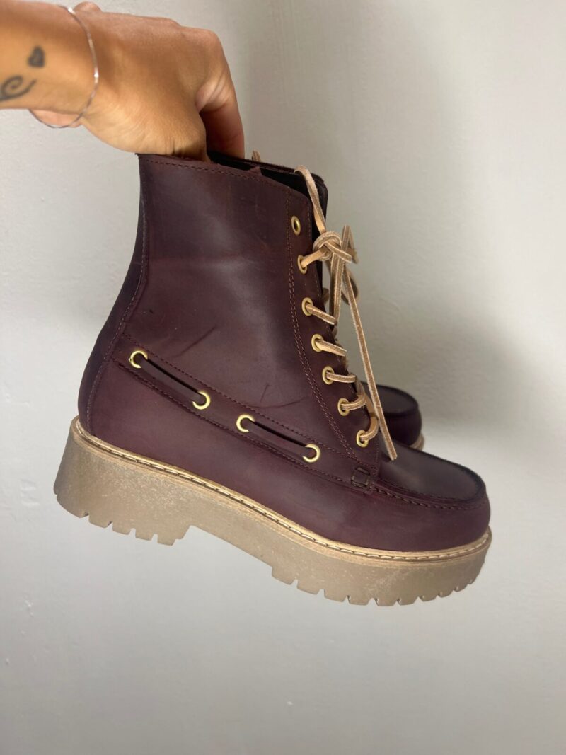 Stivaletto stringato in pelle bordeaux OVYE - immagine 2