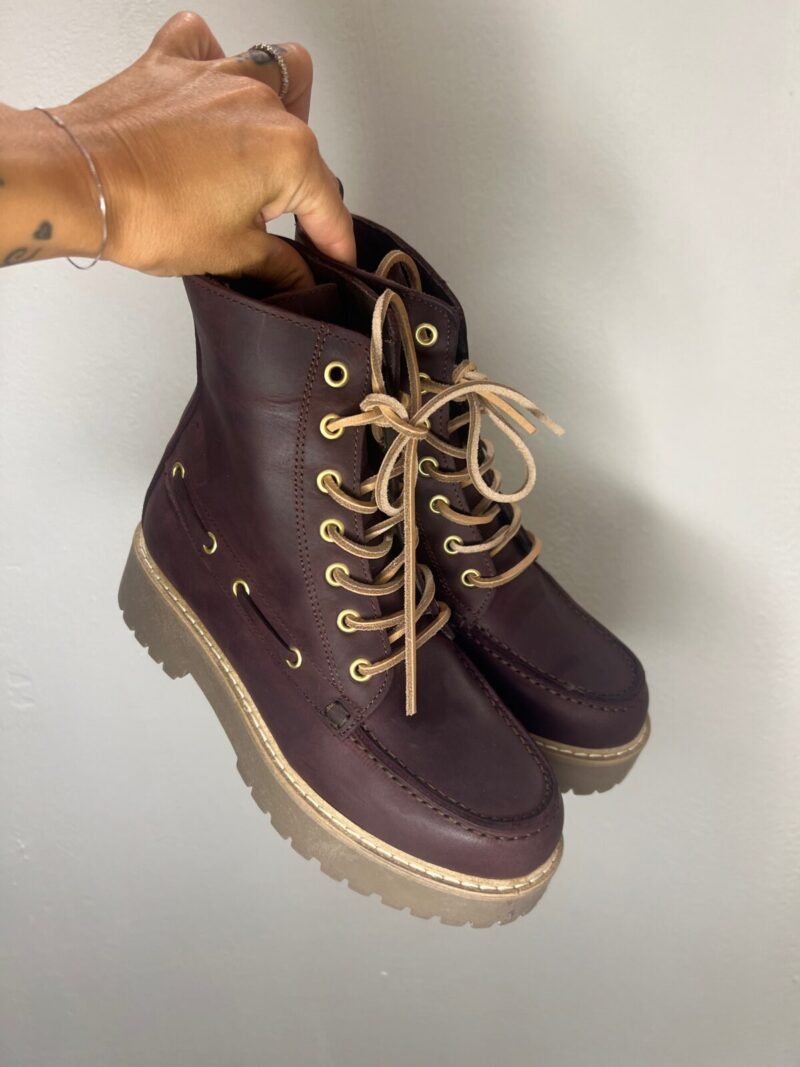 Stivaletto stringato in pelle bordeaux OVYE