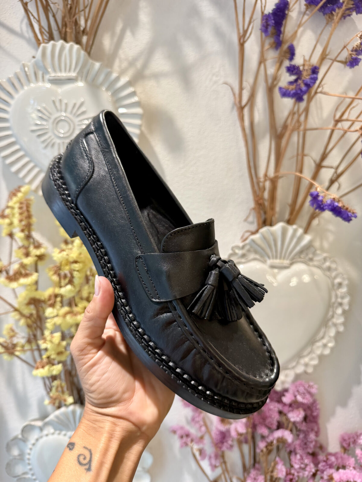Mocassino in pelle nero con nappina