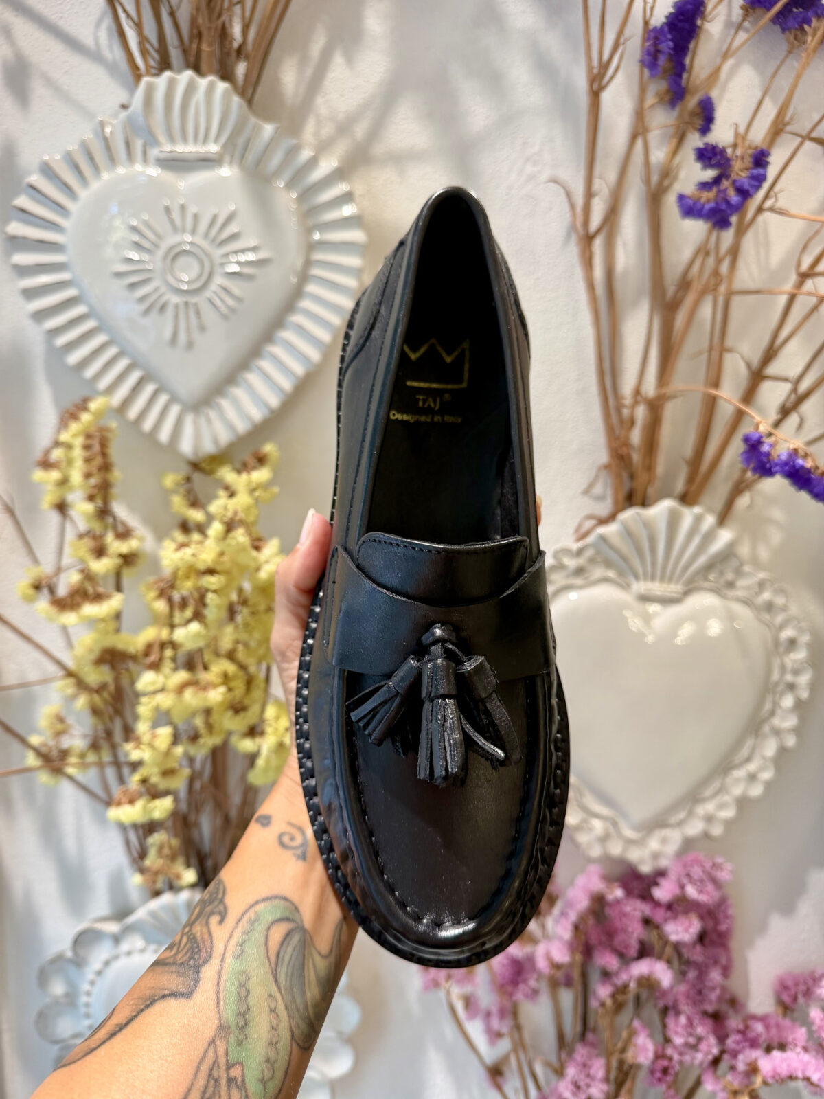 Mocassino in pelle nero con nappina - immagine 2